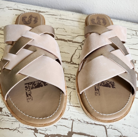 Sorel 8.5 Sandal Like-New Condition - Picture 2 of 4